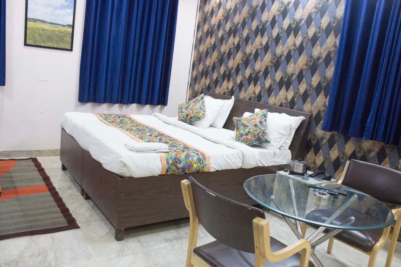 Jsb Hotel Faridabad Exteriör bild